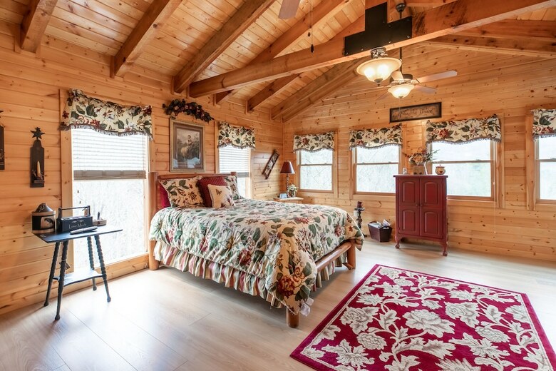 Cabin W Pool Access Chef's Kitchen