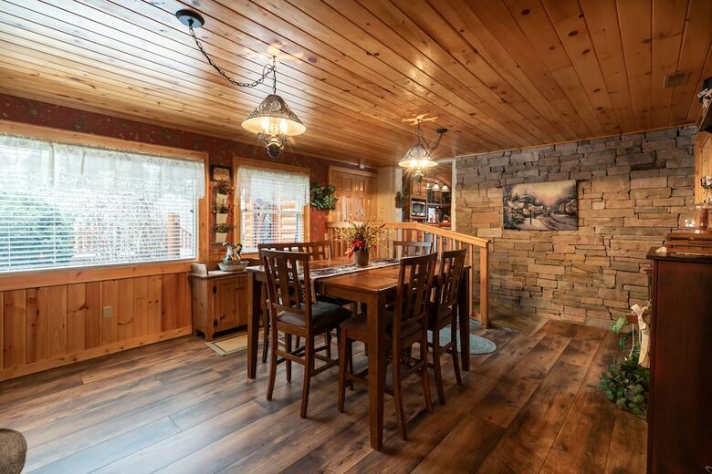 Cabin W Pool Access Chef's Kitchen