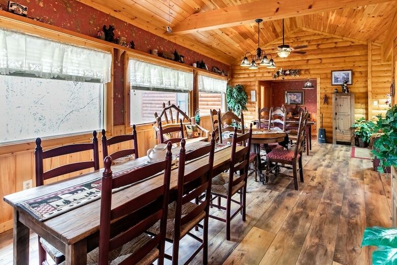 Cabin W Pool Access Chef's Kitchen