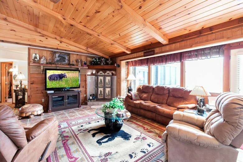 Cabin W Pool Access Chef's Kitchen