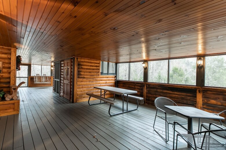 Cabin W Pool Access Chef's Kitchen