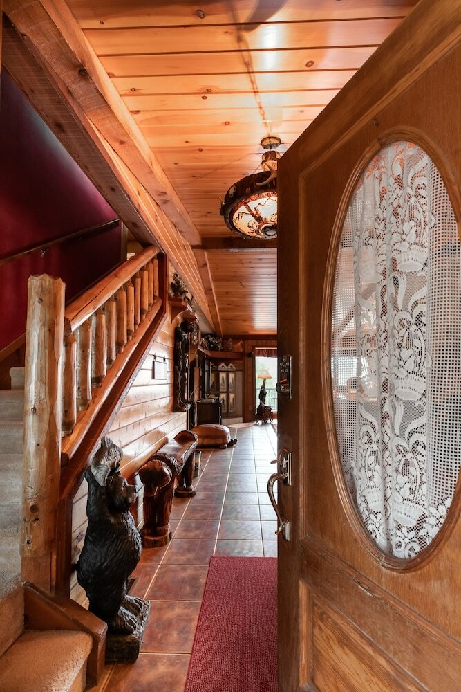 Cabin W Pool Access Chef's Kitchen