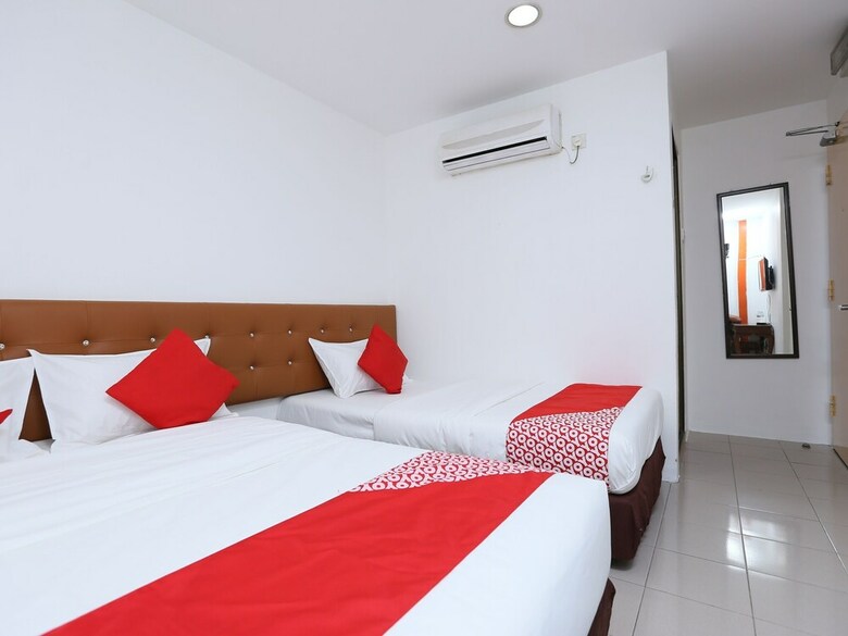 Oyo 89672 Eg Hotel Jj