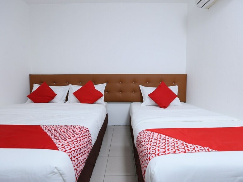Oyo 89672 Eg Hotel Jj