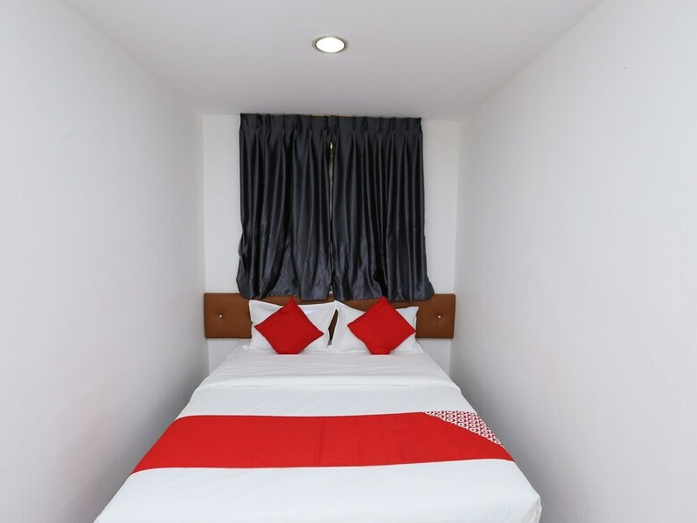 Oyo 89672 Eg Hotel Jj