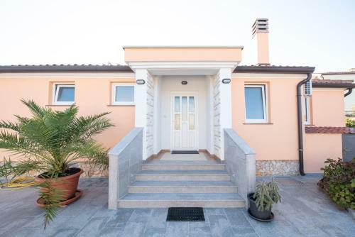 Olive & Lavender Villa With Pool