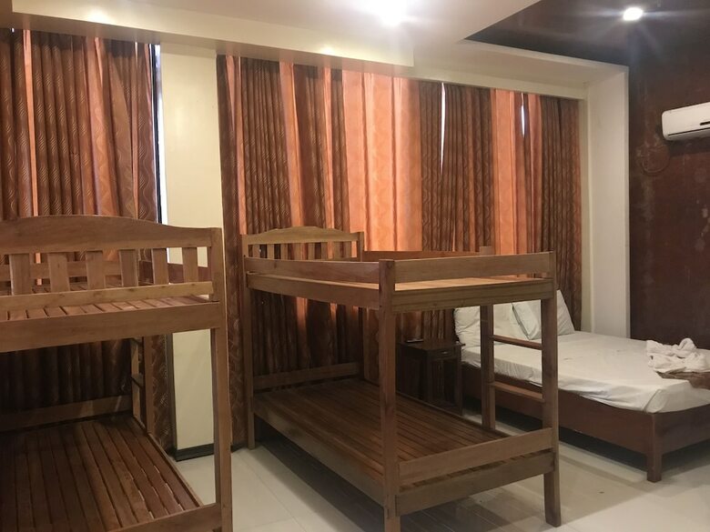 Hotel Aquari Travellers Inn
