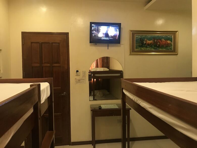 Hotel Aquari Travellers Inn