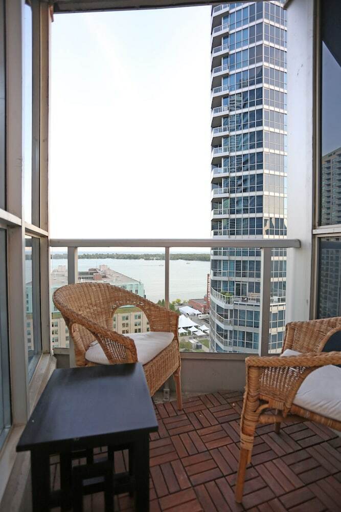Spectacular High Rise On The Waterfront