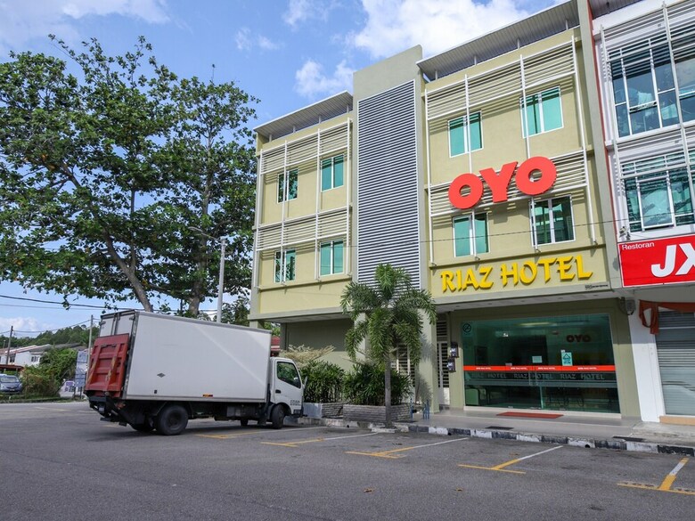 Oyo 89839 Riaz Hotel