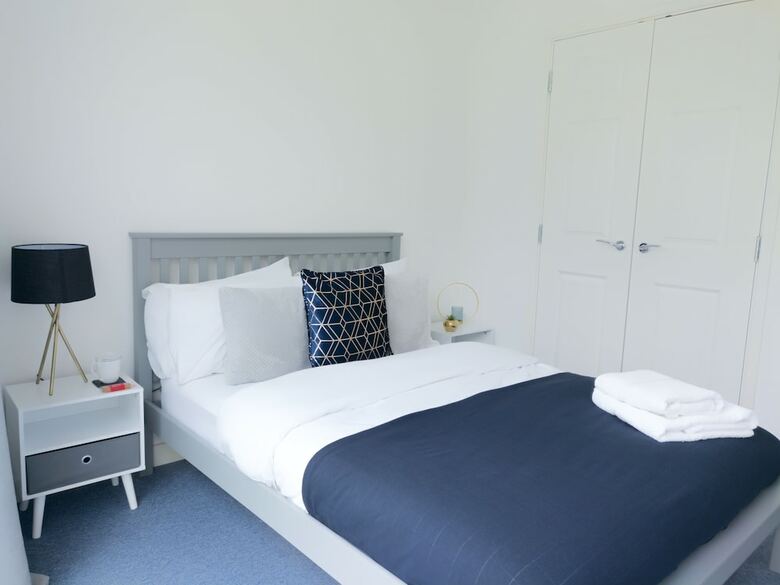 Central Apartment With Free Parking - By Doze