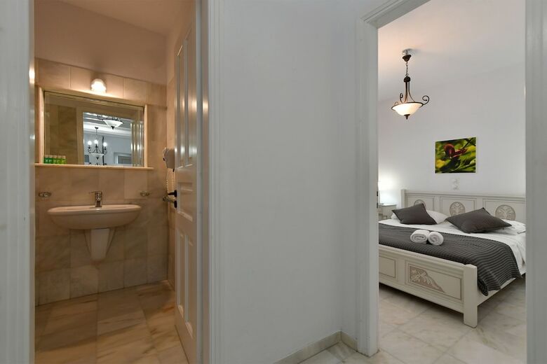 Hotel Parian Lithos
