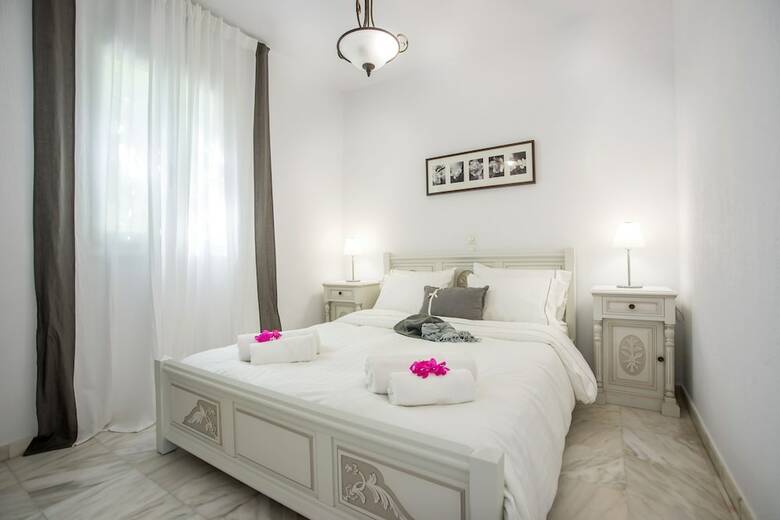 Hotel Parian Lithos