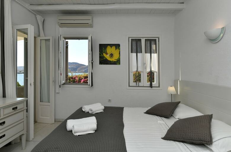 Hotel Parian Lithos