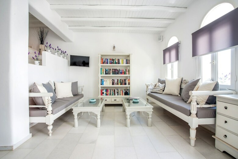 Hotel Parian Lithos