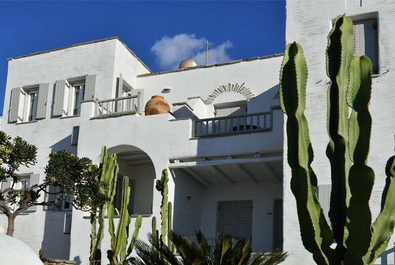 Hotel Parian Lithos