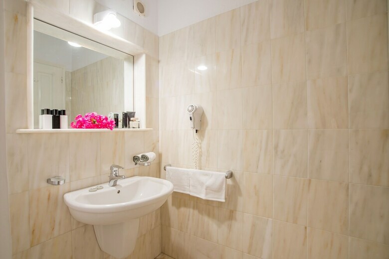 Hotel Parian Lithos