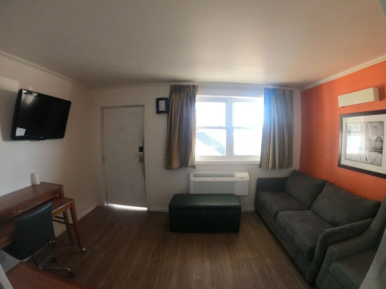 Hotel Executive Inn & Suites