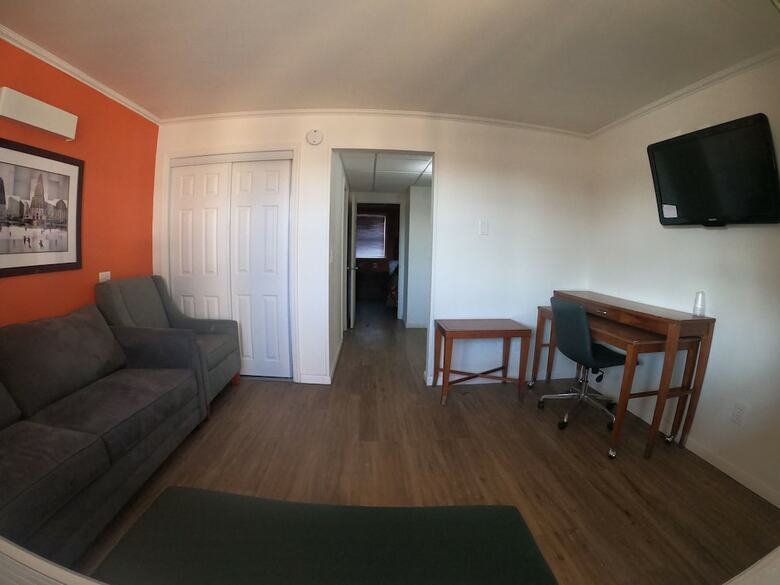 Hotel Executive Inn & Suites