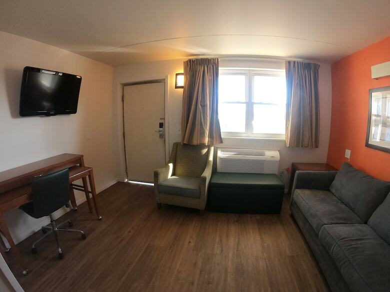 Hotel Executive Inn & Suites