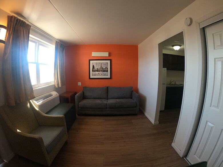 Hotel Executive Inn & Suites
