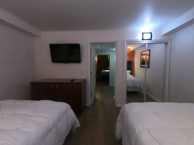 Hotel Executive Inn & Suites