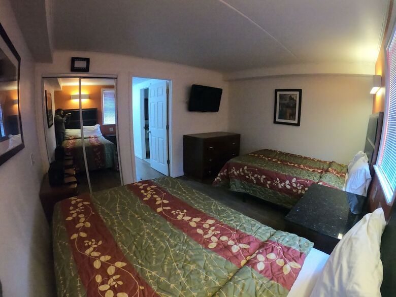 Hotel Executive Inn & Suites
