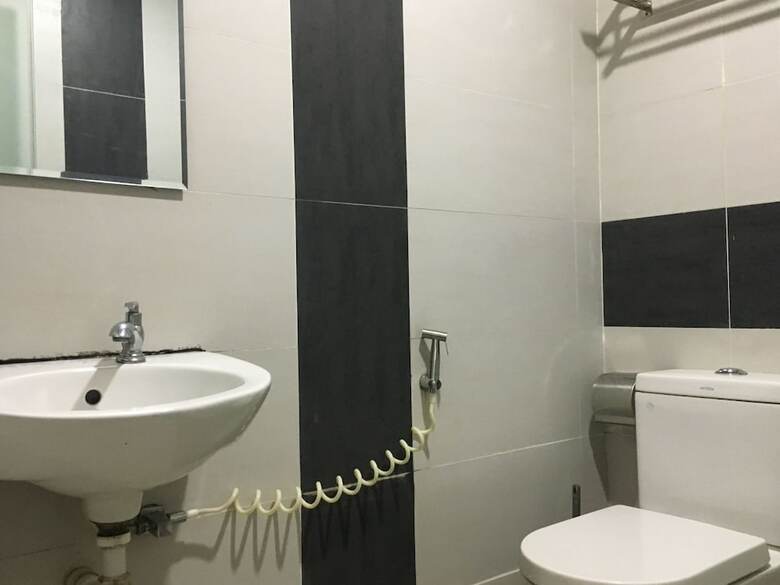 Oyo 89856 Mf Hotel