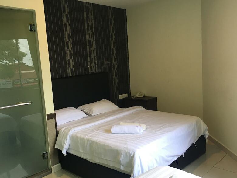 Oyo 89856 Mf Hotel