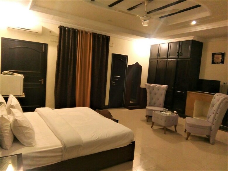Hotel Capri Residency