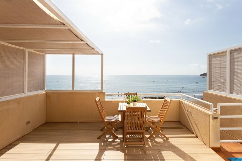 Beach Life Apartment, Exclusive Seafront Triplex