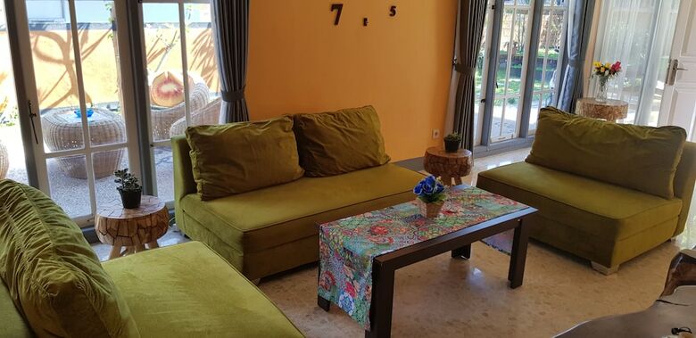 Hostal Dewi Sri Guesthouse - Hostel
