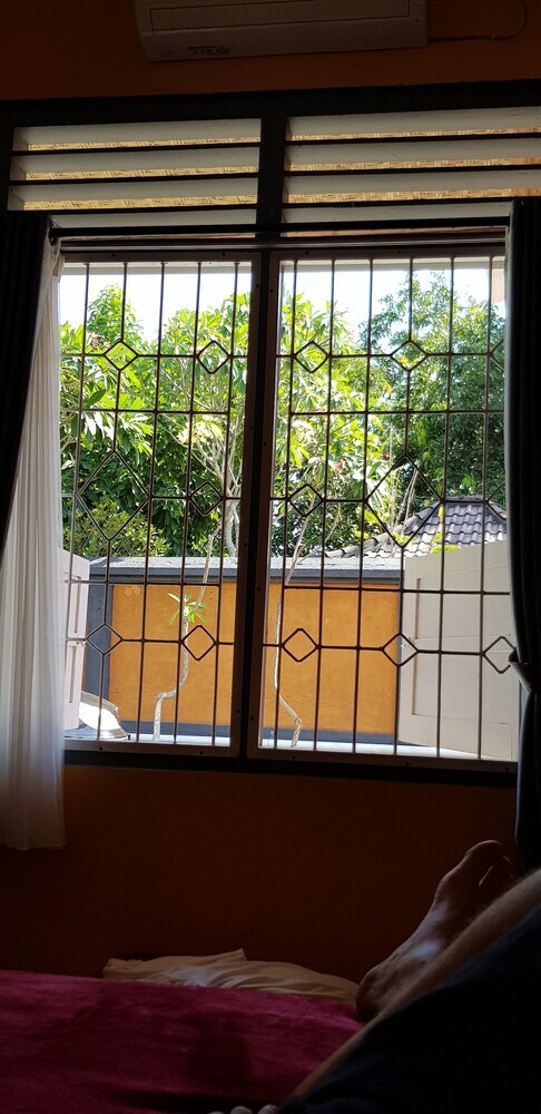 Hostal Dewi Sri Guesthouse - Hostel