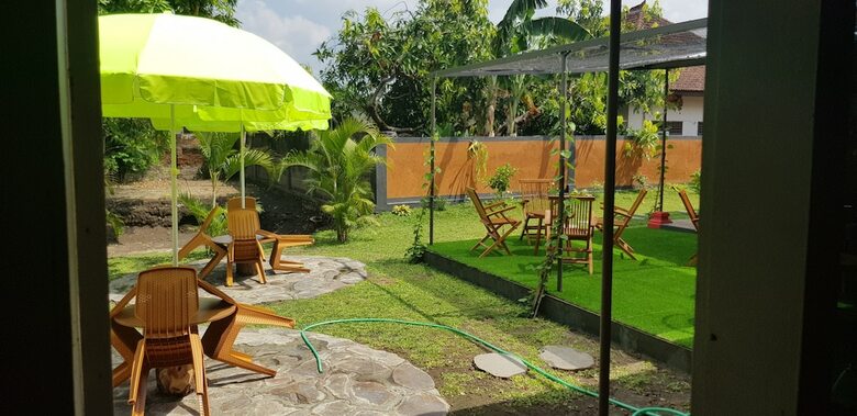 Hostal Dewi Sri Guesthouse - Hostel