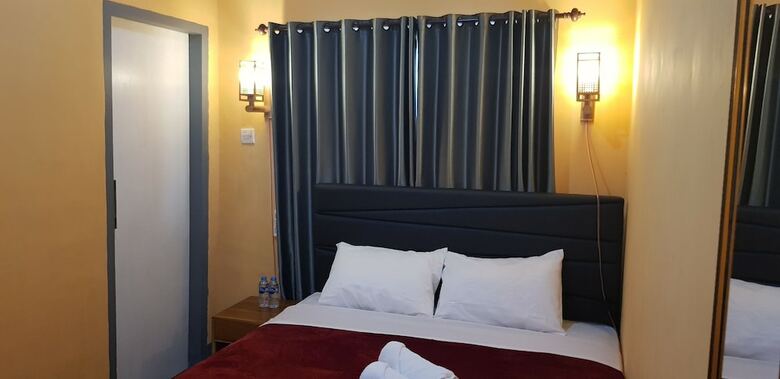 Hostal Dewi Sri Guesthouse - Hostel