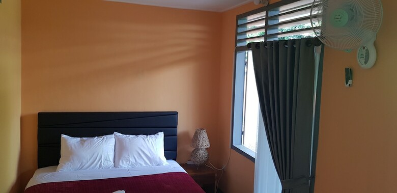 Hostal Dewi Sri Guesthouse - Hostel