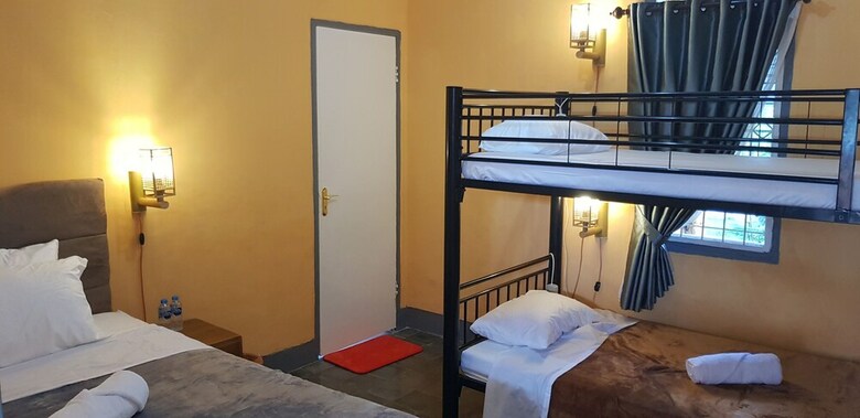 Hostal Dewi Sri Guesthouse - Hostel
