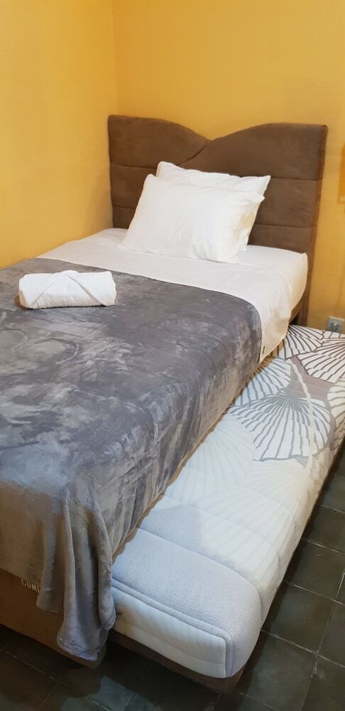 Hostal Dewi Sri Guesthouse - Hostel