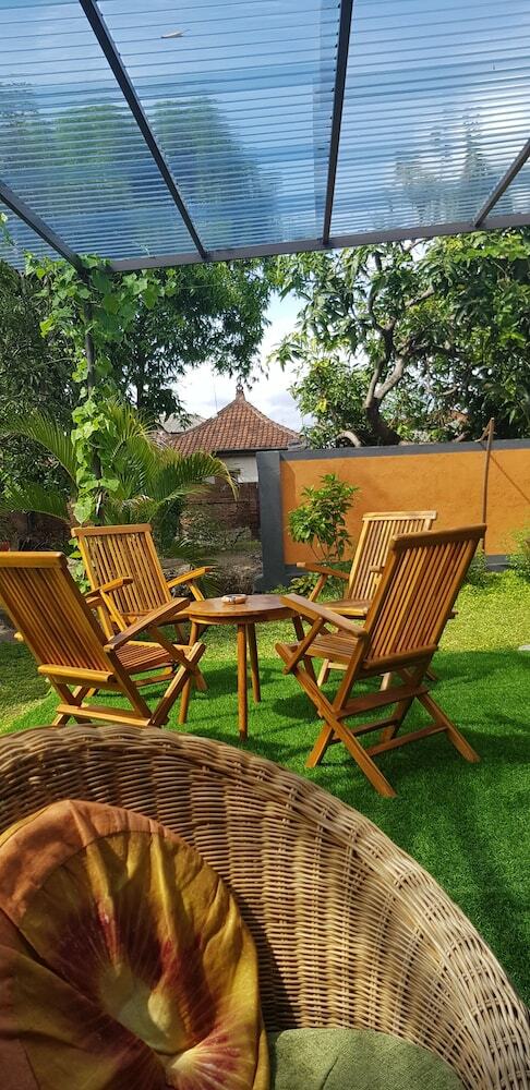 Hostal Dewi Sri Guesthouse - Hostel