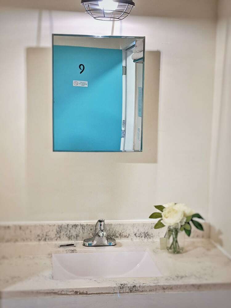 Hostal Anchor Pointe Inn
