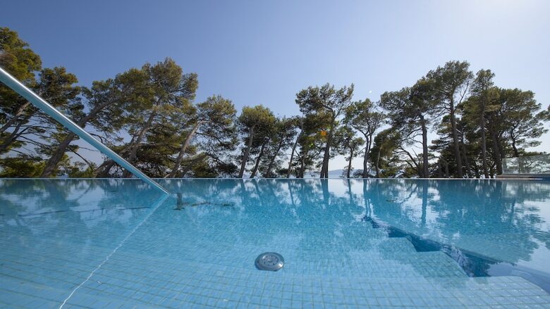 Bluesun Hotel Berulia Beach 4*