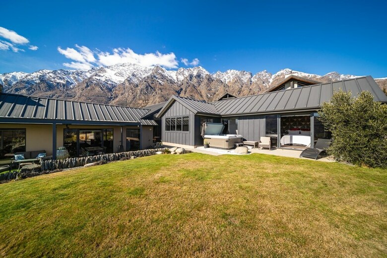 Perfect Getaway Overlooking Golf Resort