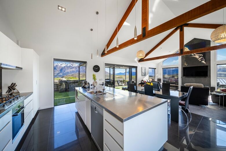 Perfect Getaway Overlooking Golf Resort