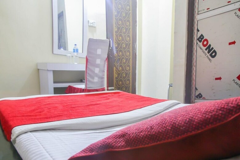 Spot On 721 Hotel Parijat