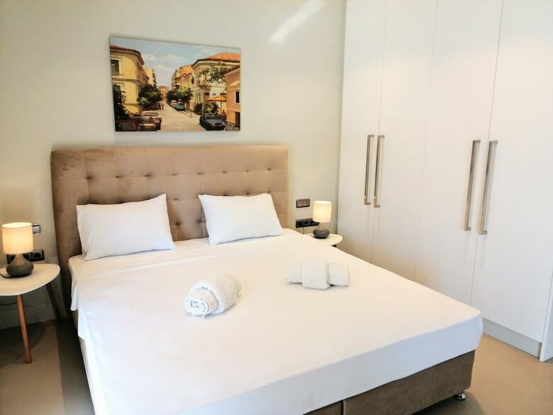 Luxurious Minimal Apartment In Acropolis