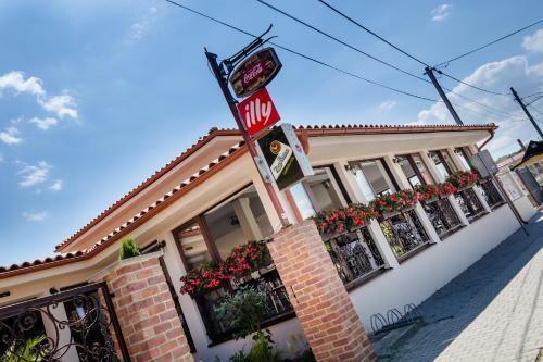 Hostal Corvin Pension And Restaurant