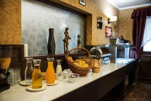 Hostal Corvin Pension And Restaurant