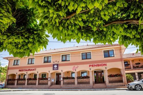 Hostal Corvin Pension And Restaurant