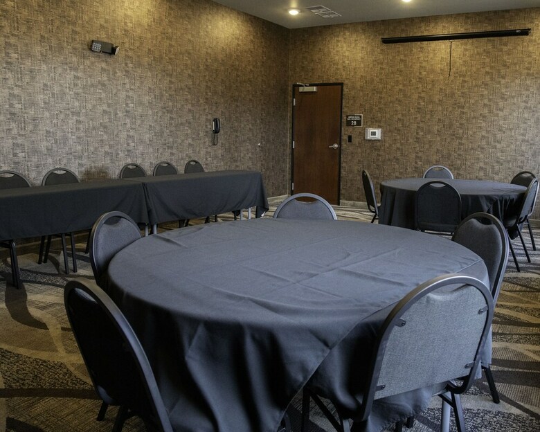Cobblestone Hotel & Suites - Two Rivers