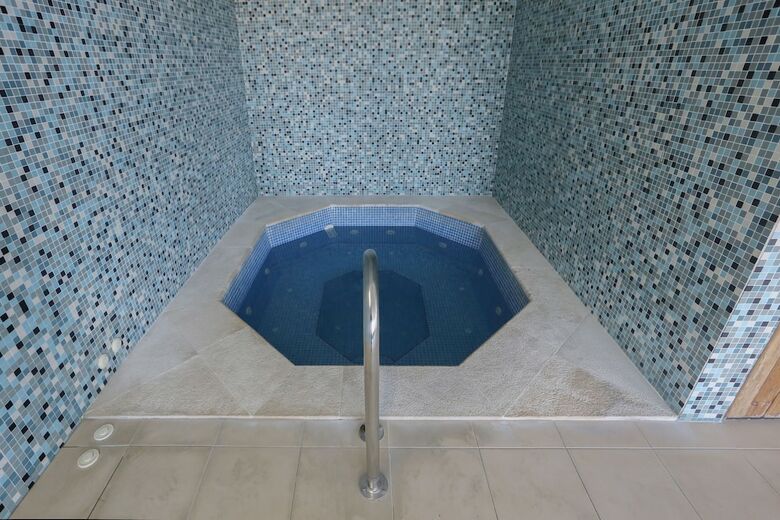 3 Bedroom Apartment With Pool